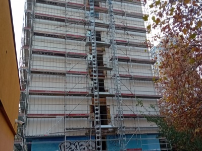 BD Praha Weilova - lešení Layher Allround a stavební výtah GEDA 1500 Z/ZP