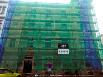 Praha Vlastislavova ulice - fasádní lešení Layher Blitz